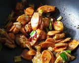 Foto langkah ke 4 dari resep Ayam Sosis Lada Hitam.