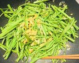 Hình bước làm 2 của món Rau muống xào tỏi