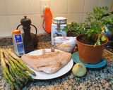 Foto del paso 1 de la receta: Chernia, espárragos con salsa de fumet de langostinos