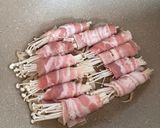 Foto langkah ke 2 dari resep Pork Enoki Roll.