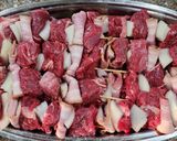Foto del paso 2 de la receta: 🍢🌶️Brochetas picantes 🌶️🍢 Carne, cebolla y panceta