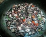 Foto langkah ke 5 dari resep Tumis cumi hitam.