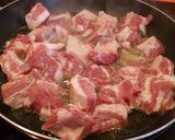 Foto del paso 1 de la receta Costillejas de cerdo con tomate frito pimientos y berenjenas