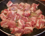 Foto del paso 1 de la receta: Costillejas de cerdo con tomate frito pimientos y berenjenas