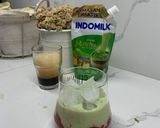 Foto langkah ke 5 dari resep Strawberry matcha latte.