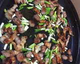 Foto del paso 2 de la receta: Habas salteadas con panceta, salchichas y butifarra negra