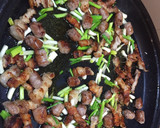 Foto del paso 2 de la receta: Habas salteadas con panceta, salchichas y butifarra negra