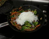 Foto del paso 5 de la receta: Fideos de arroz (noodles) con ternera y verduras al curry