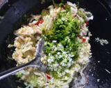 Foto langkah ke 4 dari resep Tumis kubis telor orak arik.