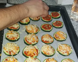Foto del paso 4 de la receta: Mini pizza de calabacín 🍕