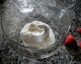Foto del paso 1 de la receta: Copa de fresas con nata