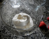 Foto del paso 1 de la receta: Copa de fresas con nata