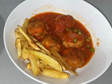Albóndigas caseras con salsa y patatas de guarnición