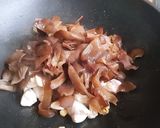 รูปขั้นตอนการทำที่ 4 ของ เห็ดหูหนู ผัดไข่ใส่สันในไก่