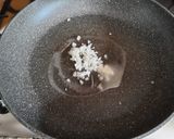Foto del passaggio 1 della ricetta Canederli allo speck conditi con burro fuso ed erba cipollina