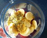 Foto del paso 1 de la receta: Batido de fresa, maracuyá y plátano