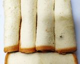 Foto langkah ke 3 dari resep Strawberry French Toast Roll-Ups.
