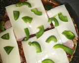 Foto langkah ke 4 dari resep Pizza Roti Tawar Teflon.