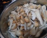 Foto langkah ke 1 dari resep Tumis jamur merang.