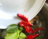 Gambar langkah 2 resipi Tom Yam Ayam ala Thai.