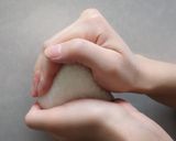 Foto del passaggio 2 della ricetta Miso Yaki Onigiri: Polpette di riso giapponesi grigliate al miso