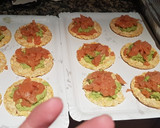 Foto del paso 3 de la receta: Tartar de salmón ahumado y guacamole./bikini de salsa americana