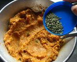 A picture of step 2 of Aloo paratha.