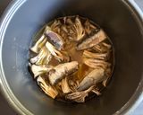 A picture of step 2 of Canned Sardines & Shimeji Takikomi Gohan.