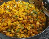 चटपटीत मसाला काॅर्न चाट (masala corn chaat recipe in marathi) रेसिपी स्टेप 3 फोटो 