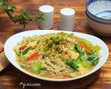 Foto langkah ke 4 dari resep Bakmie Bayam Goreng Nyemek bumbu instant.