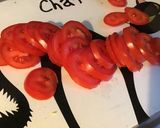 Une image de l'étape 3 de Salade iceberg et tomates aux raisins marinés sauce tomates séchées.