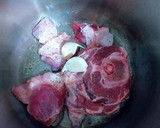 Foto del paso 1 de la receta: Cuello de cordero con pollo y champiñones