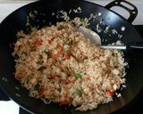 Foto langkah ke 2 dari resep Nasi Goreng Ayam paprika.