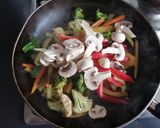 Foto del paso 4 de la receta: Carne al vino tinto con verduras salteadas
