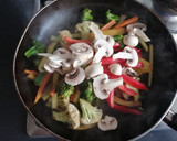 Foto del paso 4 de la receta: Carne al vino tinto con verduras salteadas