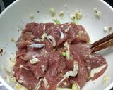 Hình bước làm 2 của món Thịt bò xào súp lơ