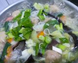 Foto langkah ke 4 dari resep Sup Bihun Jamur Kuping.