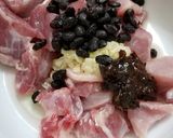 A picture of step 1 of Chinese Black Beans spareribs with green bell pepper onion 豉椒炒排骨.
