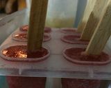 Foto del paso 2 de la receta: Paletas heladas de crema rellenas de fresa