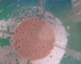 Foto langkah ke 2 dari resep Banana Strawberry Smoothie.