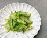 Hình bước làm 4 của món Bí xanh xào đơn giản với tiêu
