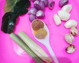 Foto langkah ke 1 dari resep Soto Ayam Kudus Kuah Bening.