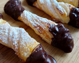 Foto del paso 13 de la receta: Lazos de hojaldre rellenos de crema de almendras y puntas de chocolate