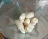 A picture of step 1 of Banana and dates shake😜💪.