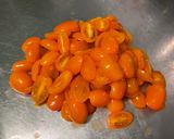 Une image de l'étape 2 de Salade de tomates cerises bicolores à la mozzarella, persil et crème de balsamique.