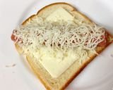 Hình bước làm 2 của món Sandwich cuộn xúc xích phô mai
