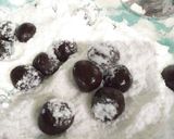 Foto langkah ke 4 dari resep Chocolate Crinkles Cookies.