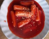 Hình bước làm 2 của món Tokbokki xào cay