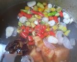 Foto langkah ke 3 dari resep Sayur Asem Tulang Sapi Bumbu Iris.