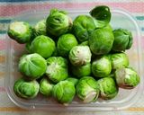 Foto del paso 1 de la receta: Repollitos de Bruselas con salsa blanca y jamón (en cazuelas)